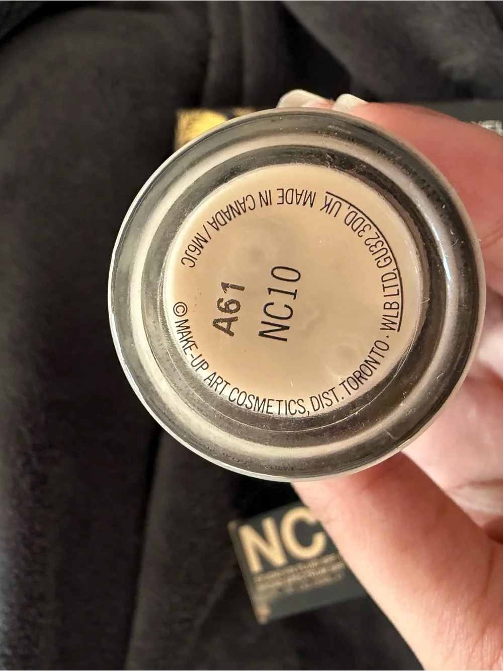 MAC Cosmetics Foundation NC10 - Porcelain / Pale with free gift